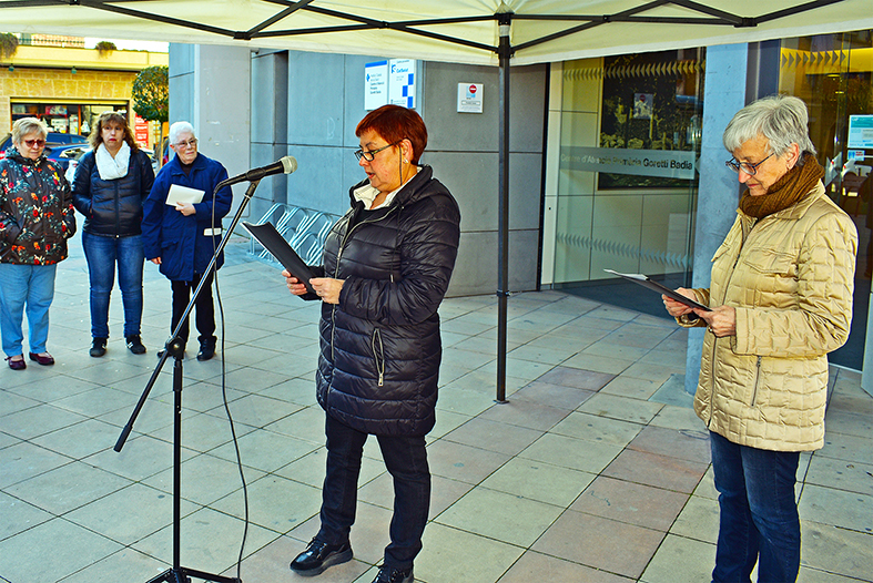 Lectura del manifest del Dia Internacional de la Dona a Súria, a cà rrec d’alumnes de l’Escola Municipal de Formació d’Adults, a la plaça de la Serradora.