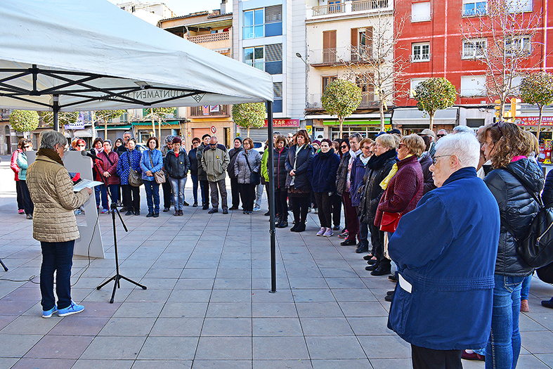 Lectura del manifest del Dia Internacional de la Dona a Súria, a cà rrec d’alumnes de l’Escola Municipal de Formació d’Adults, a la plaça de la Serradora.
