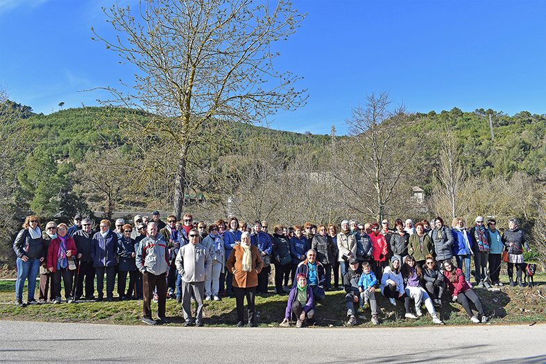 Foto de grup de les persones participants en la caminada popular del Dia Internacional de la Dona a Súria.