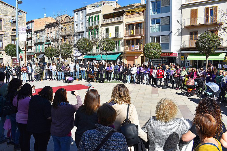 Rotllana a la plaça de la Serradora durant la lectura del pregó reivindicatiu, dins de les activitats del Dia Internacional de la Dona a Súria.