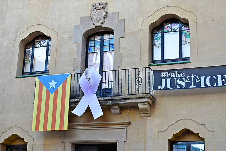 Llaç d’adhesió al Dia Internacional de la Dona, a la façana principal de la Casa de la Vila.