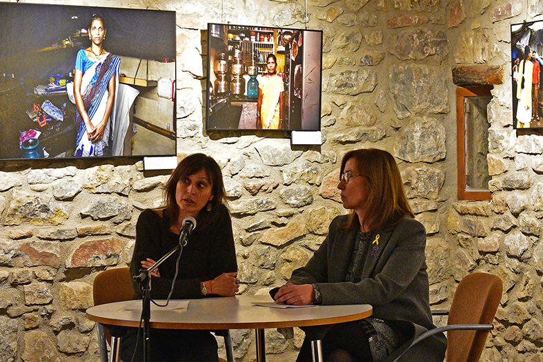 La fotògrafa Eva Parey parla durant l'acte inaugural de la seva exposició 'Les filles de Durga', al costat de la regidora de Benestar Social, Sanitat i Solidaritat, Carme Besa.