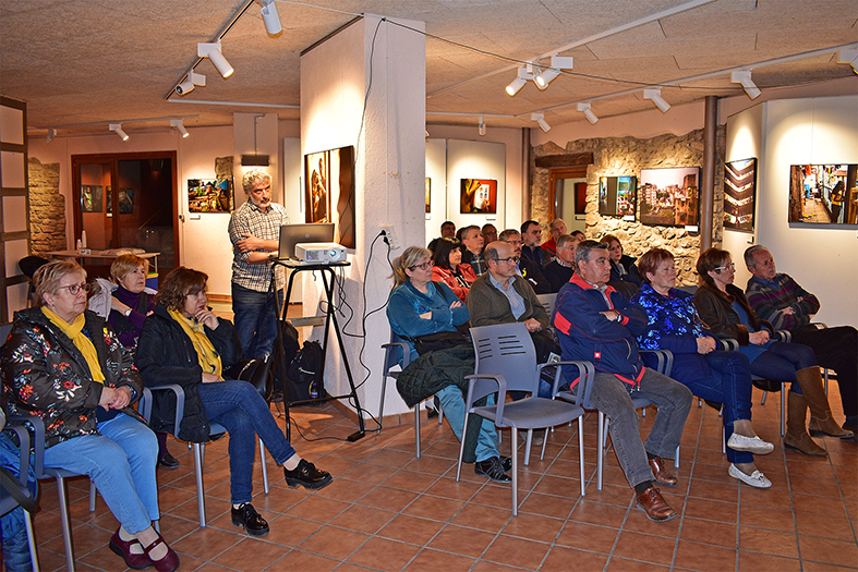 Imatge parcial de les persones assistents a la inauguració de l'exposició 'Les filles de Durga' a Cal Balaguer del Porxo, dins del Dia Internacional de la Dona.
