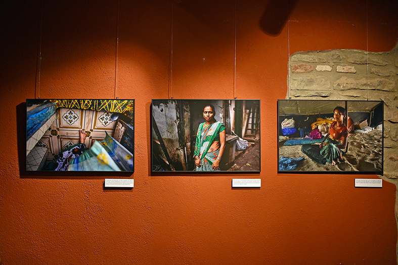 Fotografies de l'exposició 'Les filles de Durga', inaugurada a Cal Balaguer del Porxo dins del Dia Internacional de la Dona.