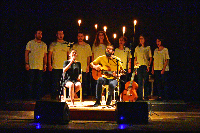 Concert de Jo Jet i Maria Ribot amb el Cor al Teatre del Foment Cultural, dins de la programació d'Art en Cicle i del Dia Internacional de la Dona.