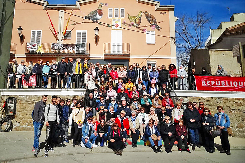 Foto de grup de les persones participants en la visita a Planelles (la Noguera), dins del programa del Dia Internacional de la Dona a Súria.