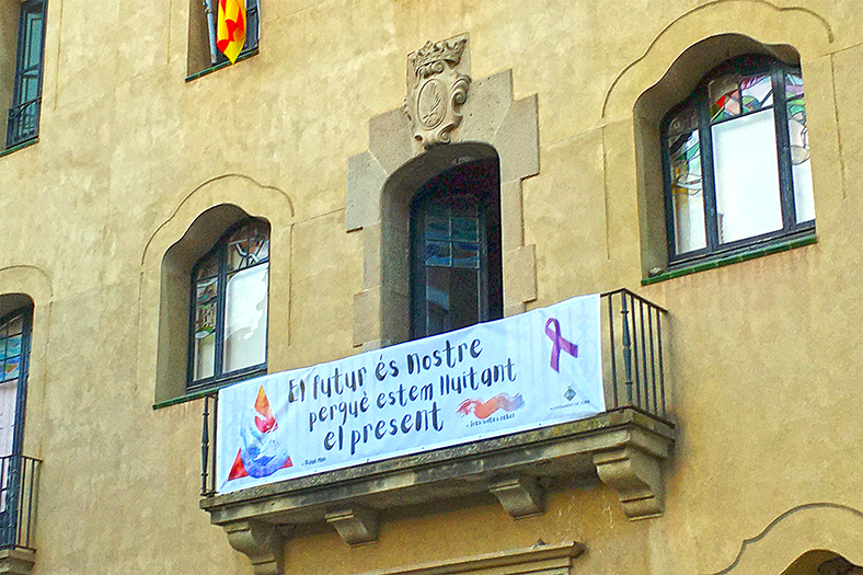 Pancarta d'adhesió al Dia Internacional per a l'eliminació de la violència envers les dones, a la façana principal de la Casa de la Vila.