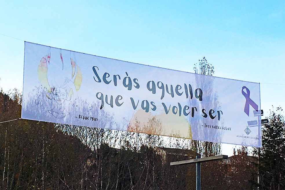 Pancarta d'adhesió al Dia Internacional per a l'eliminació de la violència envers les dones, a la plaça de Sant Joan.