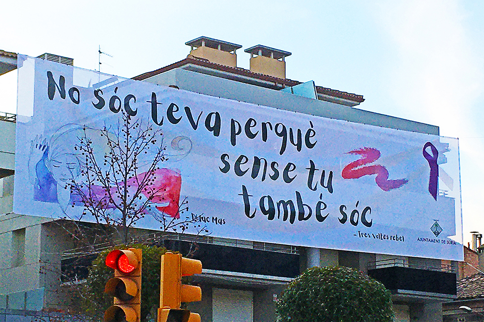 Pancarta d'adhesió al Dia Internacional per a l'eliminació de la violència envers les dones, a la plaça de la Serradora.