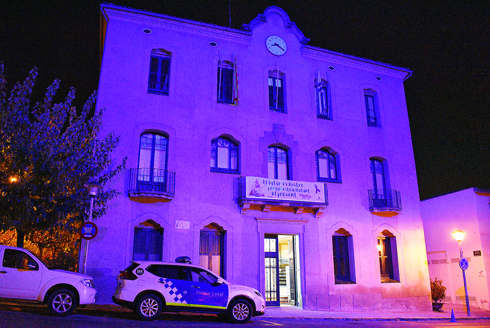 La façana de la Casa de la Vila, il·luminada de color lila com a sÃmbol d'adhesió al Dia Internacional per l'eliminació de la violència envers les dones.