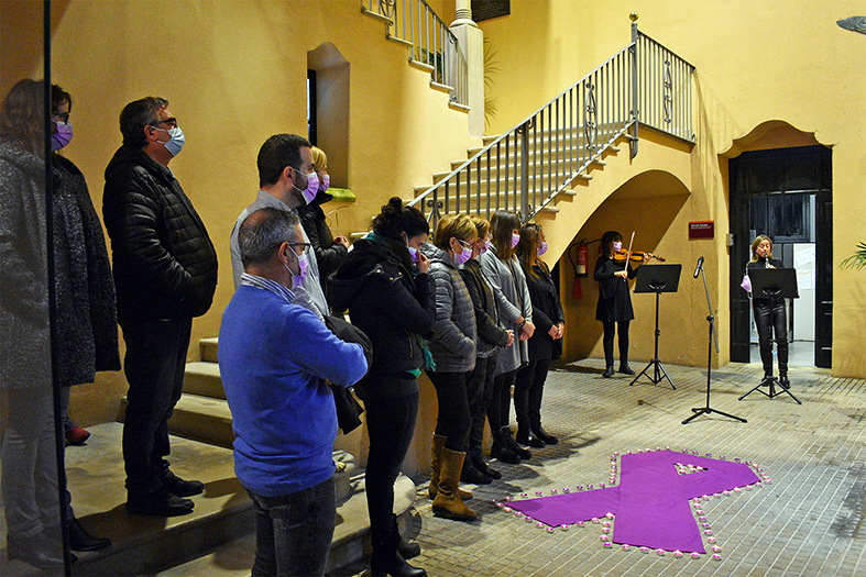 L’alcalde Albert Coberó i altres membres de la corporació, entre les persones assistents a l’acte central del Dia Internacional per l’eliminació de la violència envers les dones, a la Casa de la Vila.