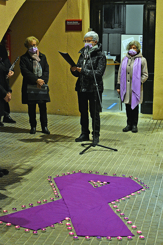 Lectura del manifest del Dia Internacional per l’eliminació de la violència envers les dones, a cà rrec d’alumnes de l’Escola Municipal de Formació d’Adults, durant l’acte central que va tenir lloc a la Casa de la Vila.