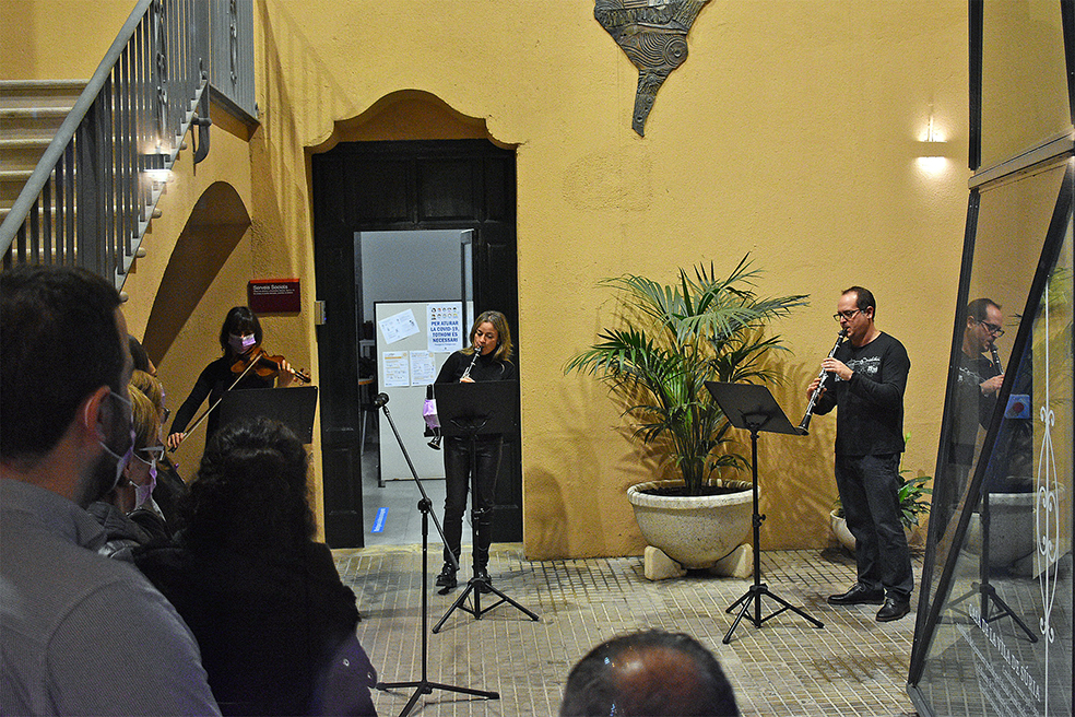 Actuació de l’Escola Municipal de Música durant l’acte central del Dia Internacional per l’eliminació de la violència envers les dones, a la Casa de la Vila.
