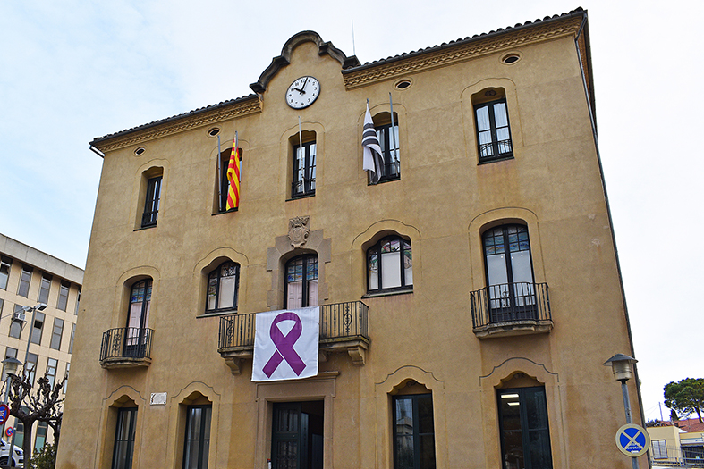 Llaç simbòlic d'adhesió al Dia Internacional de la Dona, a la façana principal de la Casa de la Vila.