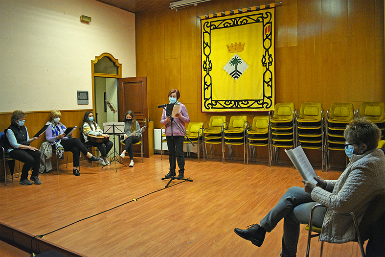 Lectura del manifest del Dia Internacional de la Dona, a cà rrec d’alumnes de l’Escola Municipal de Formació d’Adults, al saló de sessions de la Casa de la Vila.