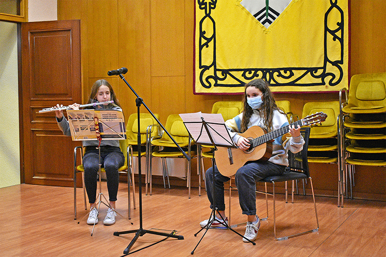 Actuació musical d’alumnes de l’Escola Municipal de Música durant l’acte central del Dia Internacional de la Dona, al saló de sessions de la Casa de la Vila.
