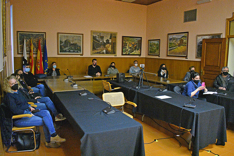 L’alcalde Albert Coberó i altres membres de la corporació municipal, durant l’acte central del Dia Internacional de la Dona, al saló de sessions de la Casa de la Vila.
