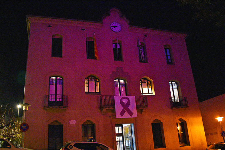 Il·luminació nocturna de la Casa de la Vila amb motiu del Dia Internacional de la Dona.