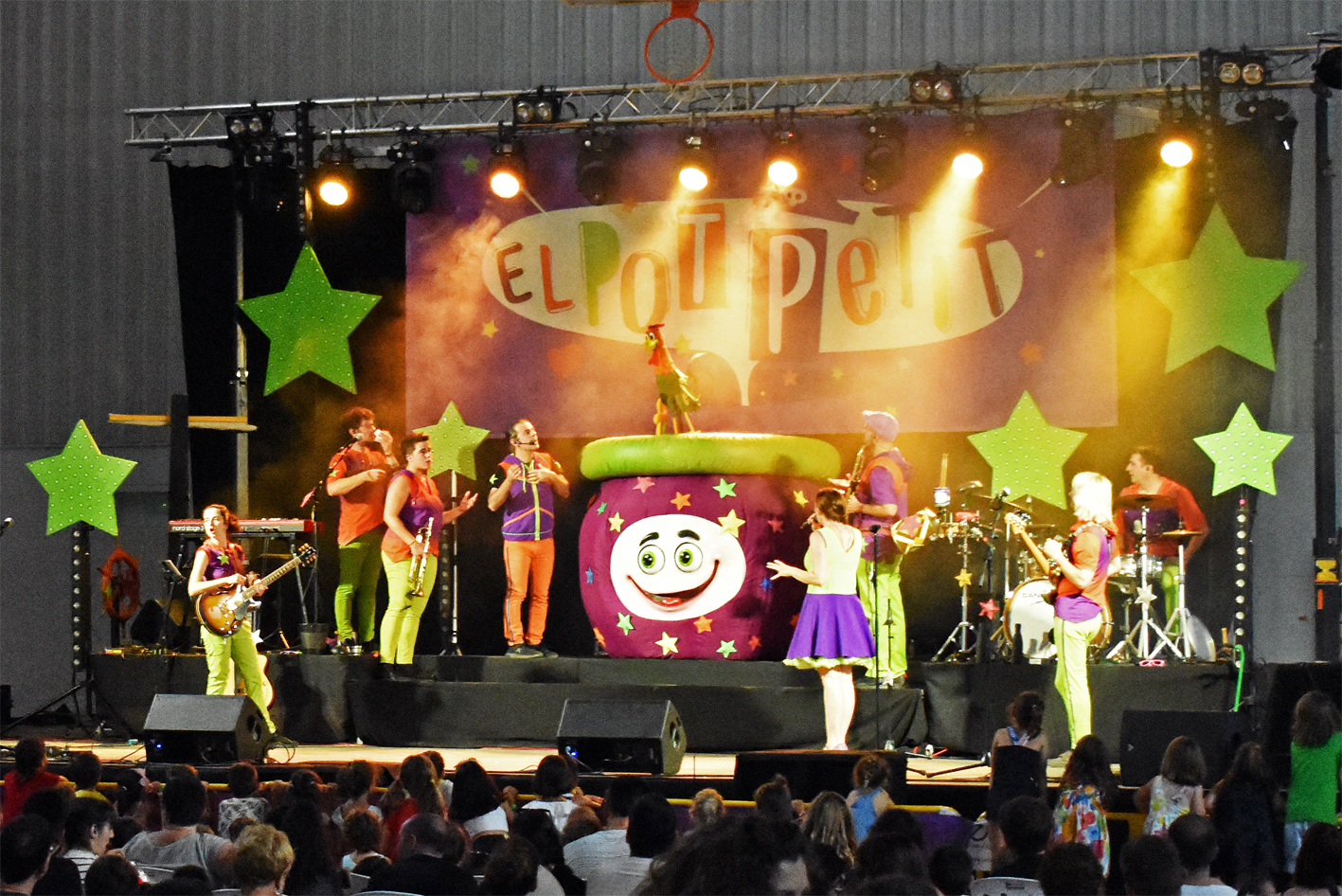 El concert del grup infantil El Pot Petit i Jordi Tonietti aplega nombroses famílies al Pavelló Municipal d'Esports