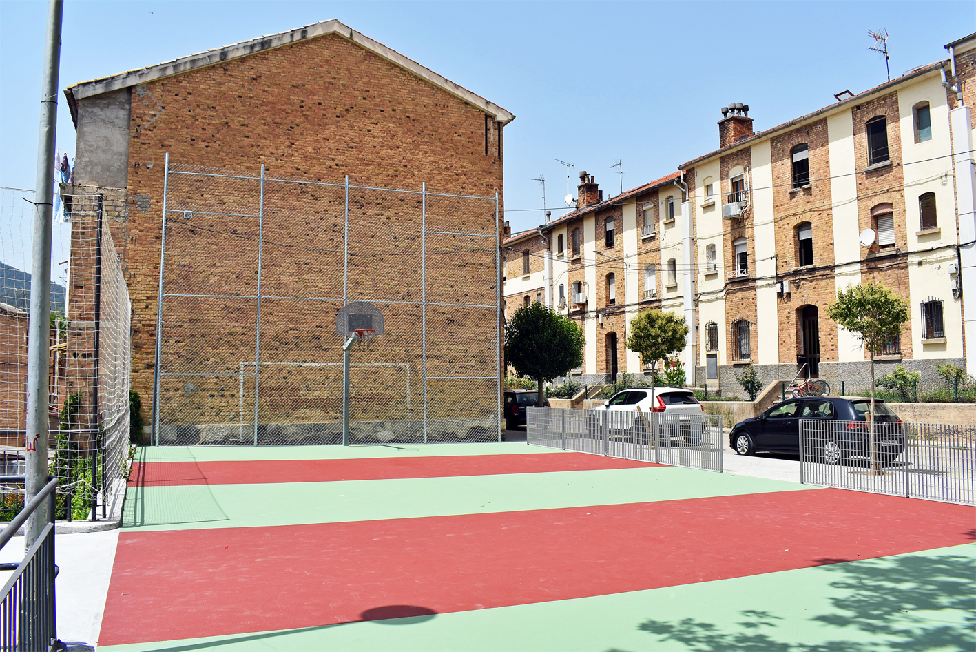 Acaben les obres de millora de la pista esportiva del carrer de les Flors, al barri de Santa Maria