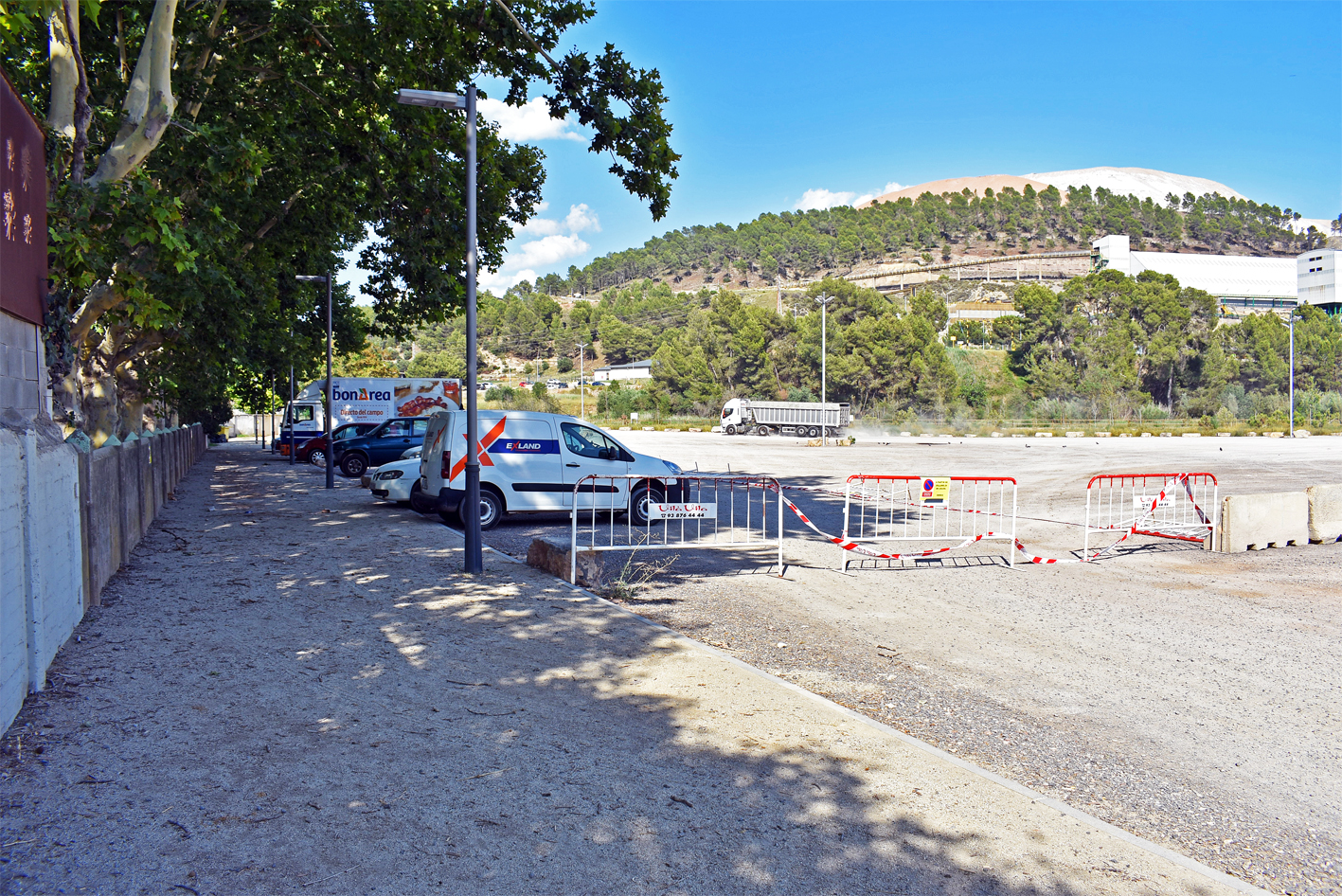 Treballs d'asfaltatge en el vial de l'aparcament del Rieral del Tordell, a tocar del Parc Municipal Macary i Viader