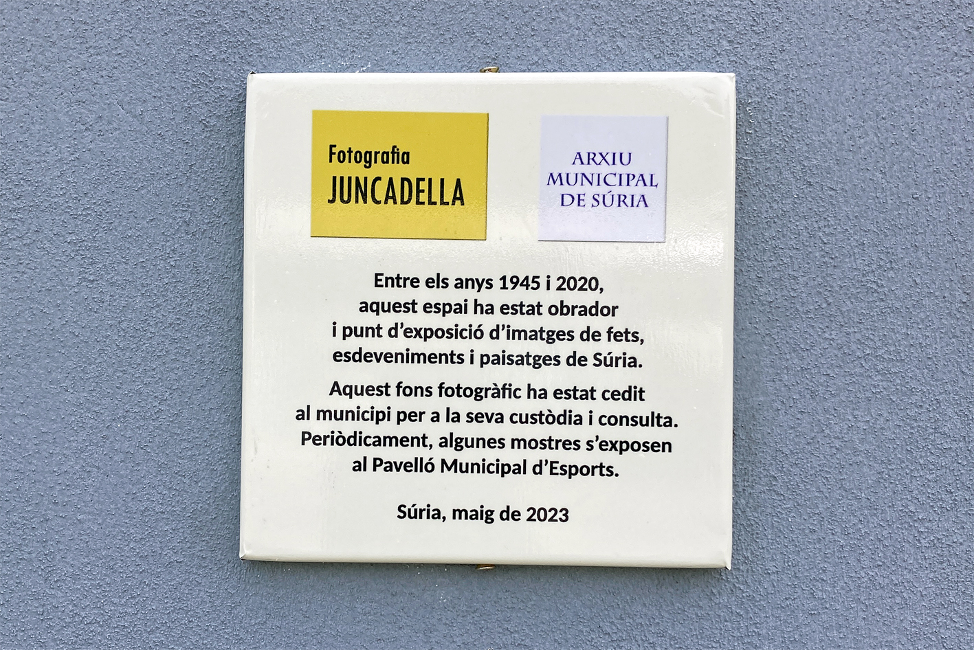 Una placa recorda l'històric establiment Fotografia Juncadella, arran de l'acord de donació del seu fons a l'Arxiu Municipal