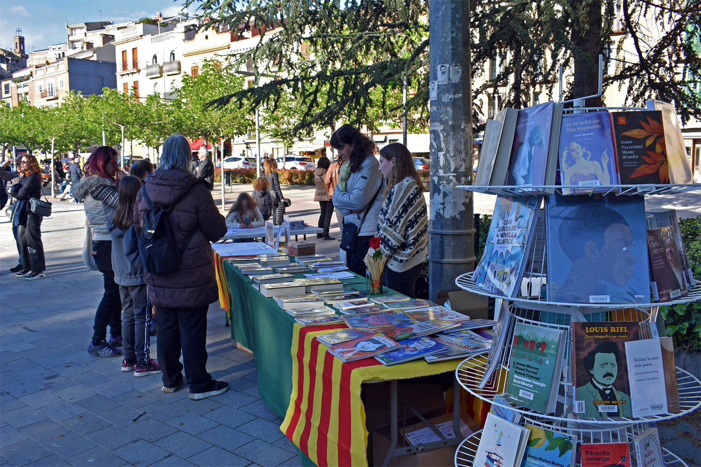 La plaça de Sant Joan esdevé el principal escenari de les activitats de Sant Jordi a Súria