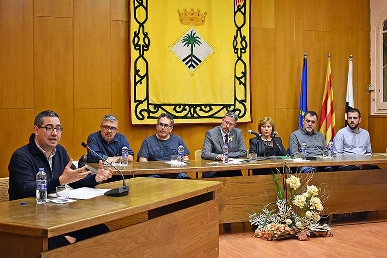 L'historiador d'ascendència surienca Jaume Claret pronuncia el pregó de la Festa de Sant Sebastià, amb l'alcalde Josep Maria Canudas, la regidora de Cultura i representants dels grups polÃÂtics de la corporació municipal.
