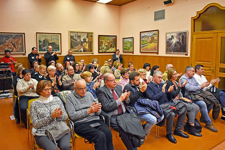 Les persones assistents a l'acte del pregó de la Festa de Sant Sebastiàaplaudeixen la intervenció de l'historiador d'ascendència surienca Jaume Claret.