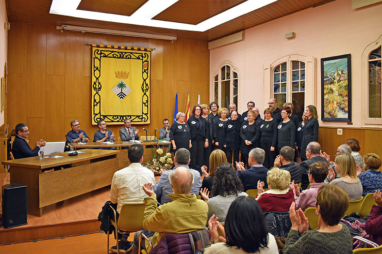 La Coral Sòrissons de l'Escola Municipal de Música rep els aplaudiments de les persones assistents a l'acte del pregó de la Festa de Sant Sebastià, al saló de sessions de la Casa de la Vila.