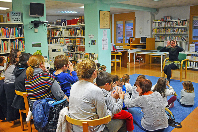 Sessió de l'Hora del Conte a la Biblioteca Pública, dins del programa de la Festa de Sant Sebastiài del programa Lletres i Vins 2019.