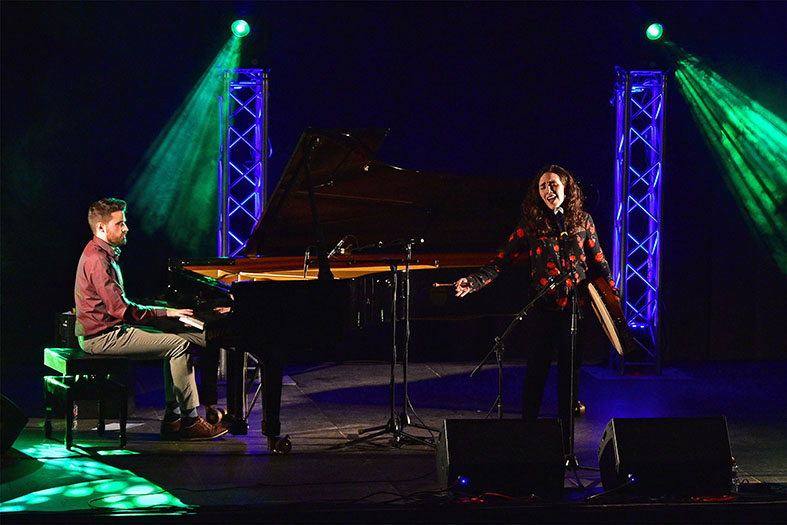 El músic surienc Mateu Peramiquel i la cantant Carolina Alabau, durant el concert de la Festa de Sant Sebastià.