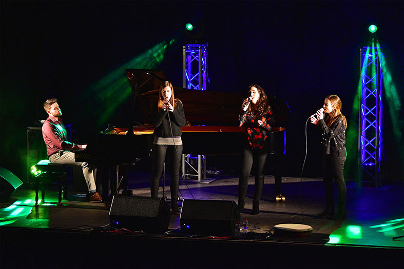 El músic surienc Mateu Peramiquel i les cantants Anaïs Vila, Carolina Alabau i Mar Puig, durant el concert de la Festa de Sant Sebastià.