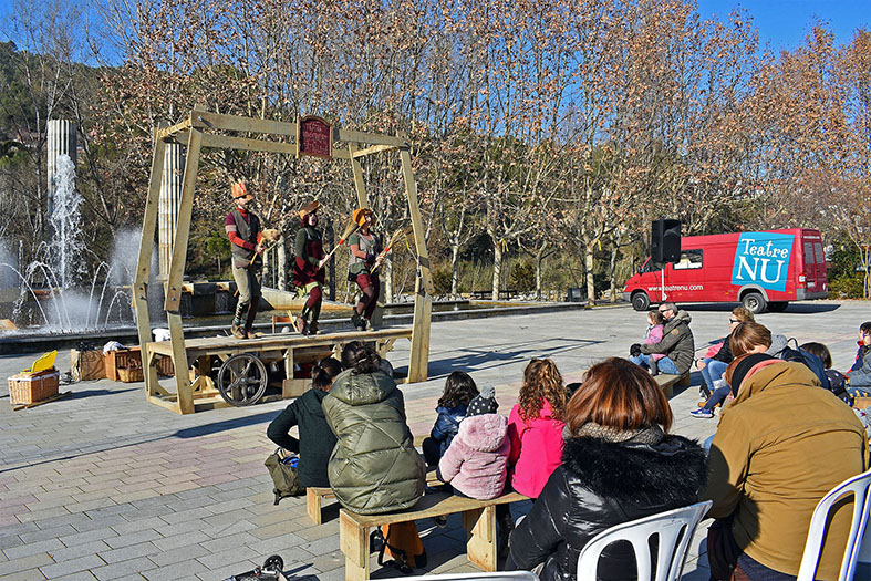 Espectacle infantil de la companyia Teatre Nu a la plaça de Sant Joan, dins del programa de la Festa de Sant Sebastià.