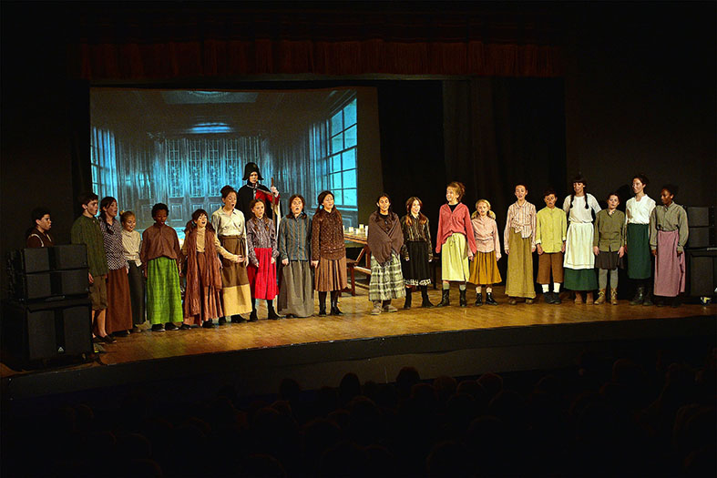 Escena de l'obra 'Oliver, el musical' al Teatre del Foment Cultural, dins del programa de la Festa de Sant Sebastià.