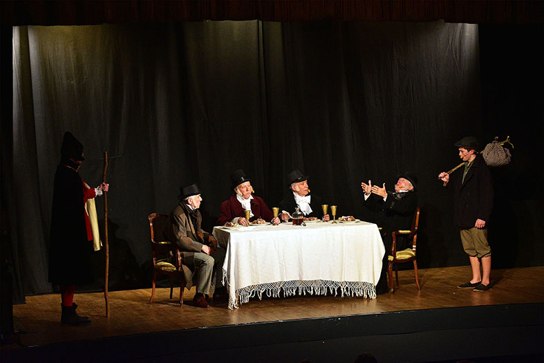 Escena de l'obra 'Oliver, el musical' al Teatre del Foment Cultural, dins del programa de la Festa de Sant Sebastià.