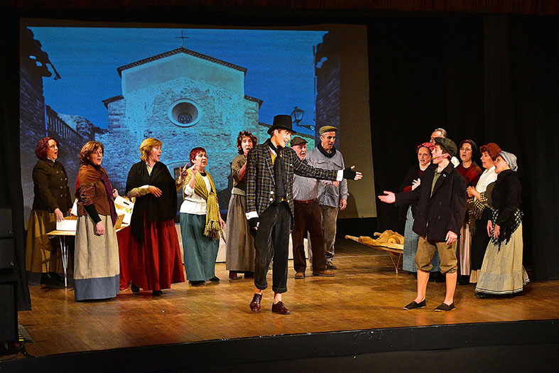 Escena de l'obra 'Oliver, el musical' al Teatre del Foment Cultural, dins del programa de la Festa de Sant Sebastià.