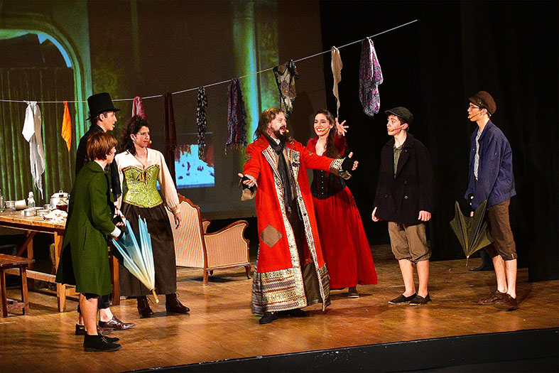 Escena de l'obra 'Oliver, el musical' al Teatre del Foment Cultural, dins del programa de la Festa de Sant Sebastià.