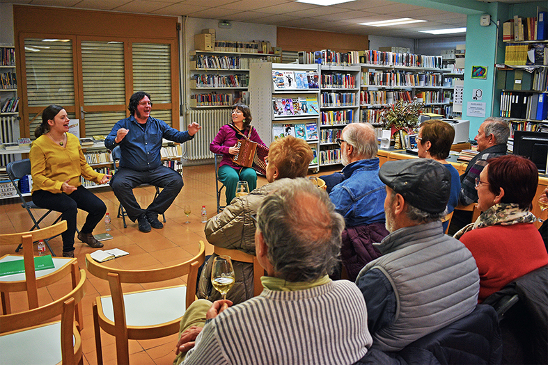 Actuació del grup Corrandes Són Corrandes en el concert taller ‘Paraules del vi’ a la Biblioteca Pública, dins de la Festa de Sant Sebastiài del programa Lletres i Vins 2019