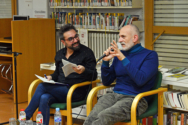 L’escriptor d’ascendència surienca Alejandro Palomas parla durant la tertúlia del Club de Lectura de la Biblioteca Pública, al costat del conductor de l’acte, Ramon Garcia.