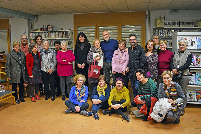 Foto de grup de l’escriptor d’ascendència surienca Alejandro Palomas amb les persones integrants del Club de Lectura de la Biblioteca Pública.