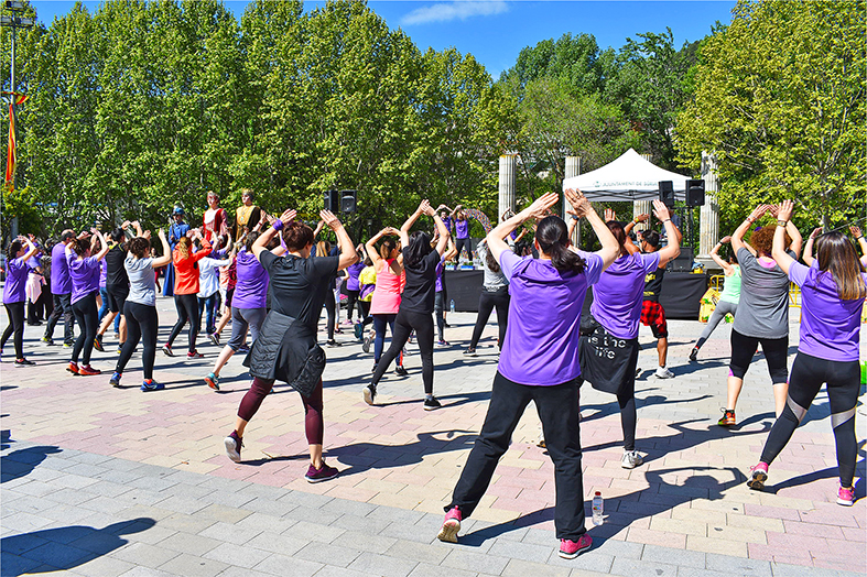 Sessió de zumba durant la matinal solidà ria de la campanya Súria Lluita contra el cà ncer, celebrada a la plaça de Sant Joan.