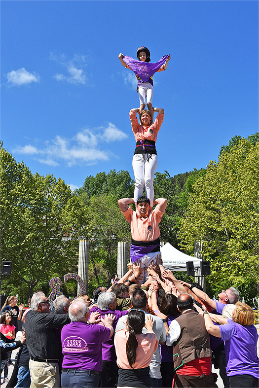 Pilar de la colla castellera Salats durant la matinal solidà ria de la campanya Súria Lluita contra el cà ncer, celebrada a la plaça de Sant Joan.