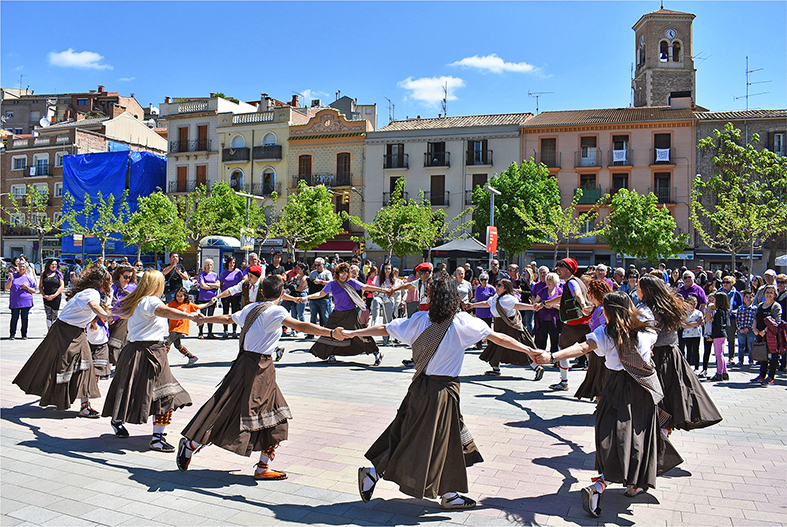 Ball de Cascavells del Tro Gros durant la matinal solidà ria de la campanya Súria Lluita contra el cà ncer, celebrada a la plaça de Sant Joan.