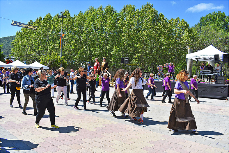 Sessió de ball en lÃnia durant la matinal solidà ria de la campanya Súria Lluita contra el cà ncer, celebrada a la plaça de Sant Joan.