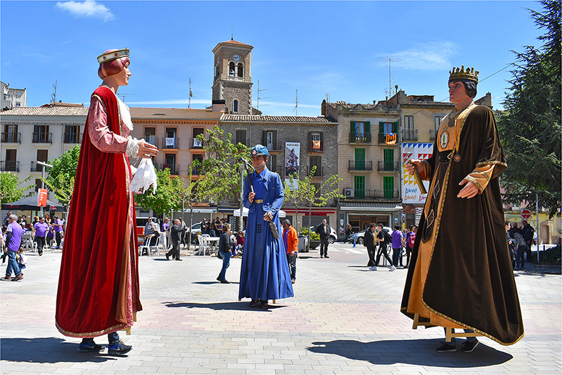 Actuació dels Geganters i Grallers del Poble Vell durant la matinal solidà ria de la campanya Súria Lluita contra el cà ncer, celebrada a la plaça de Sant Joan.