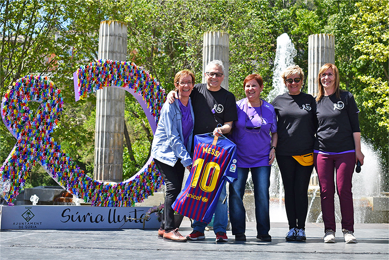La regidora de Benestar Social, Sanitat i Solidaritat, Carme Besa, amb el president de la Penya Blaugrana, Josep Subirà , la impulsora de Súria Lluita contra el cà ncer, Elsa Ruiz, i representants del Casal de la Dona, amb un dels premis dels sorteigs.