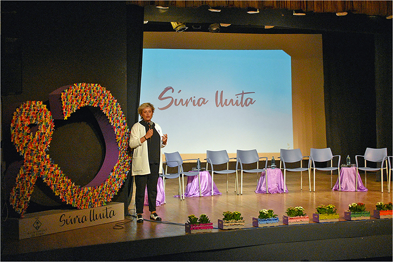 La impulsora de la campanya Súria Lluita contra el cà ncer, Elsa Ruiz, parla abans de la taula rodona celebrada al Teatre del Foment Cultural.