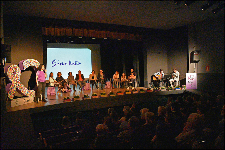 L’actriu Marialba Esquius recita 'Somnis’ de Jaume Esquius al final de la taula rodona de la campanya Súria Lluita contra el cà ncer, al Teatre del Foment Cultural.