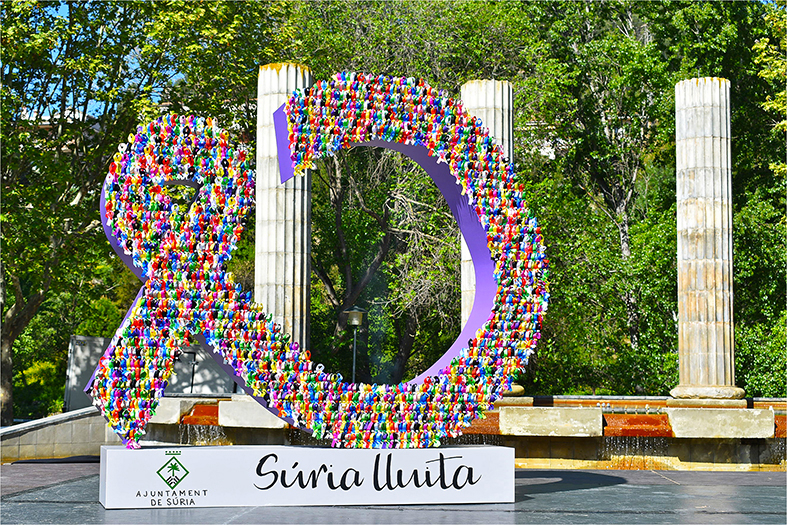 SÃmbol de la campanya Súria Lluita contra el cà ncer, durant la matinal solidà ria celebrada a la plaça de Sant Joan.